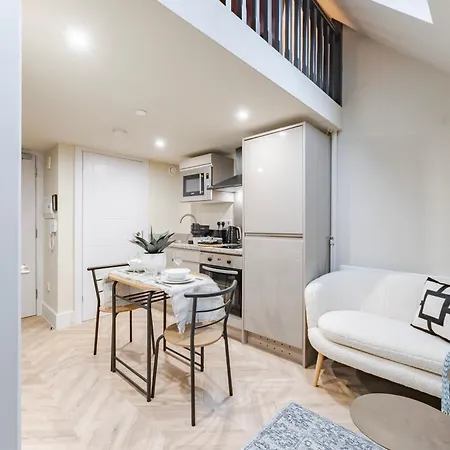 Luxury Tower, Penthouse & Split Level In Centre *
