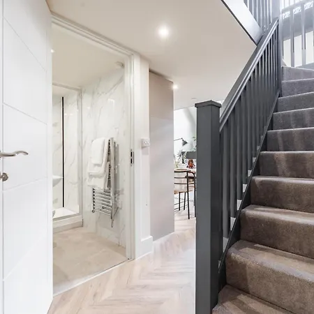 Luxury Tower, Penthouse & Split Level In Centre Apartment