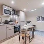 Luxury Tower, Penthouse & Split Level In Centre *